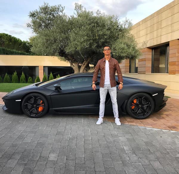 Portugalčan Ronaldo má vyše 20 luxusných áut