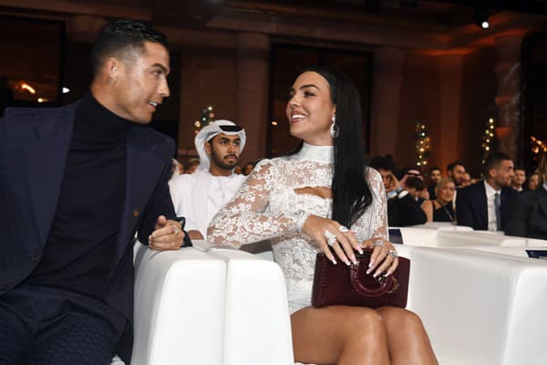 Portugalský futbalista Cristiano Ronaldoa jeho partnerka Georgina Rodriguezová sa usmievajú počas slávnostného vyhlásenia ankety Globe Soccer Awards