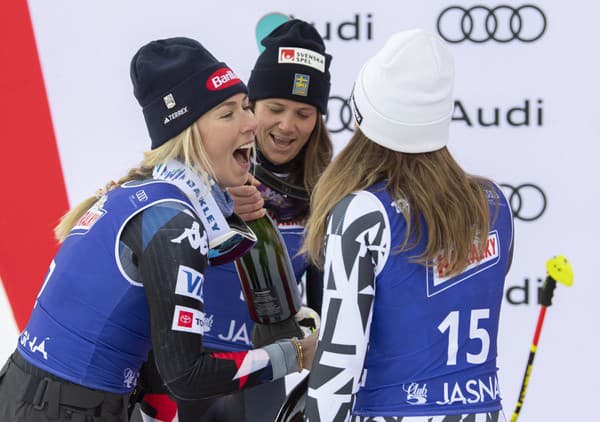 Shiffrinová, Hectorová a Robinsonová oslavujú umiestnenie v TOP 3 obrovského slalomu v Jasnej.