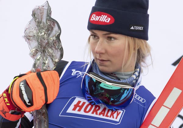 Americká lyžiarka Mikaela Shiffrinová si pozerá trofej za druhé miesto v obrovskom slalome žien v rámci Svetového pohára v alpskom lyžovaní v Jasnej