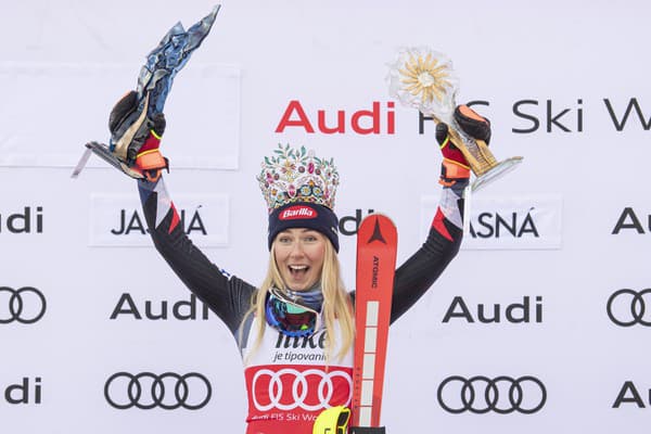 Americká lyžiarka Mikaela Shiffrinová sa raduje na pódiu z víťazstva v slalome v rámci Svetového pohára v alpskom lyžovaní v Jasnej