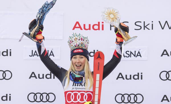 Americká lyžiarka Mikaela Shiffrinová sa raduje na pódiu z víťazstva v slalome v rámci Svetového pohára v alpskom lyžovaní v Jasnej