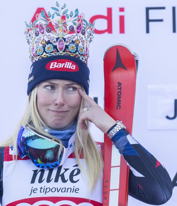 Na snímke americká lyžiarka Mikaela Shiffrinová na pódiu po víťazstve v slalome.
