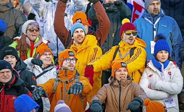 Alexander Slafkovský (vľavo) a Matej Tóth sa zapojili aj do mexických vĺn.