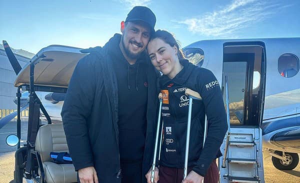Petra Vlhová a partner Michal pred odletom do Švajčiarska, kde sa slovenská lyžiarka podrobila vyšetreniam a absolvuje operáciu kolena.