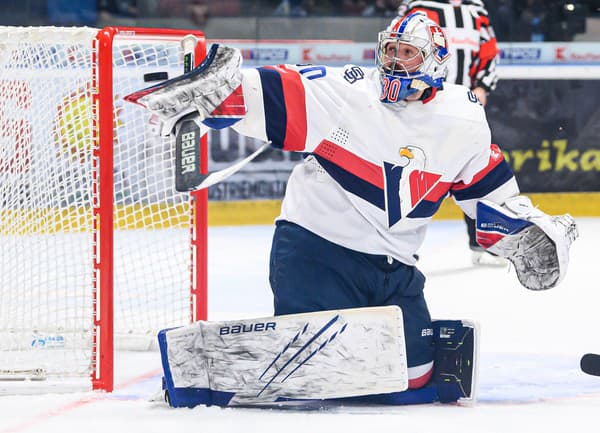 Brankár Denis Godla z HC Slovan Bratislava počas hokejového zápas.