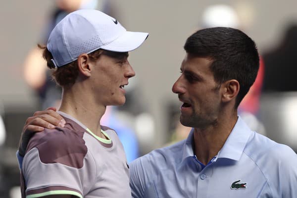 Novak Djokovič (vpravo) gratuluje k víťazstvu Talianovi Jannikovi Sinnerovi po semifinále dvojhry na grandslamovom turnaji Australian Open.