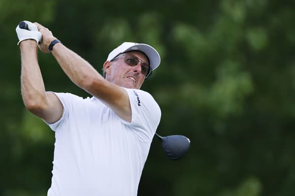 Americký golfista Phil Mickelson uzatvára prvú desiatku.