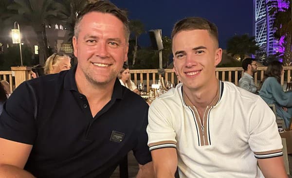  Bývalý anglický futbalista Michael Owen so synom Jamesom.