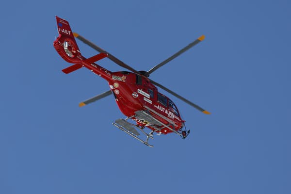 Vrtuľník transportuje Mikaelu do nemocnice na vyšetrenie.