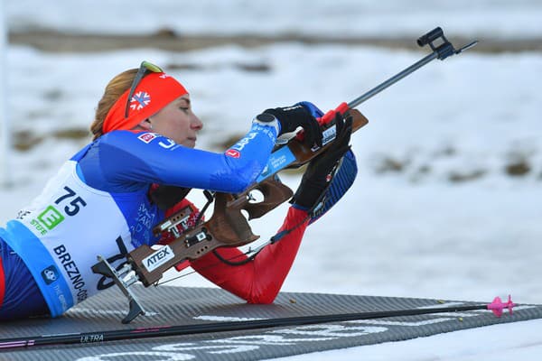 Na snímke slovenská biatlonistka Anastasia Kuzminová počas streľby v šprinte.