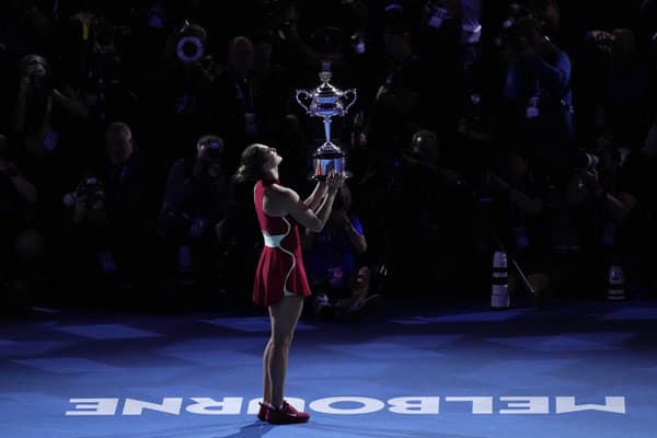 Arina Sobolenková pózuje s trofejou.