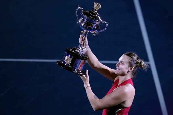 Arina Sobolenková pózuje s trofejou.