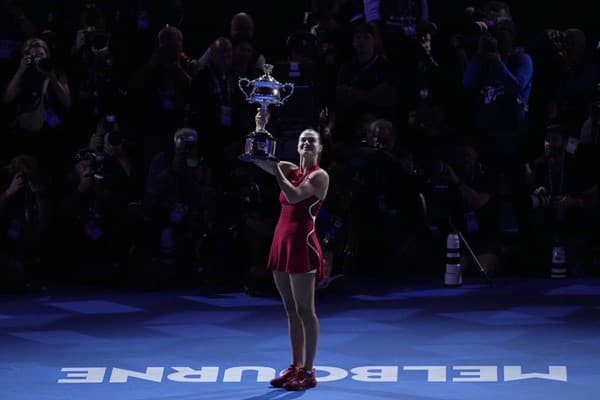 Arina Sobolenková pózuje s trofejou.