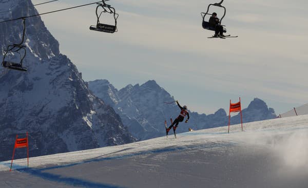 Na snímke Mikaela Shiffrinová, ktorá škaredo spadla v zjazde.  