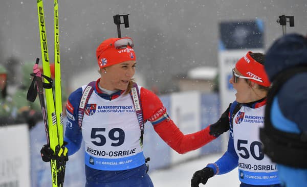 Na snímke slovenské biatlonistky Anastasia Kuzminová (vľavo) a Mária Remeňová (vpravo).