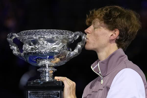 Taliansky tenista Jannik Sinner bozkáva trofej po jeho výhre nad Rusom Daniilom Medvedevom.