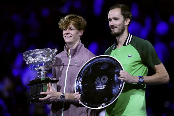 Taliansky tenista Jannik Sinner (vľavo) pózuje s trofejou po jeho výhre nad Rusom Daniilom Medvedevom (vpravo).