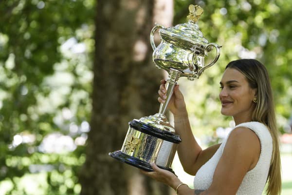 Arina Sobolenková pózuje s trofejou, po tom, čo obhájila titul v ženskej dvojhre na Australian Open. 