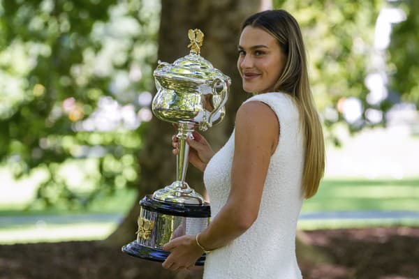 Arina Sobolenková pózuje s trofejou, po tom, čo obhájila titul v ženskej dvojhre na Australian Open. 