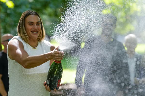 Arina Sobolenková pózuje s trofejou, po tom, čo obhájila titul v ženskej dvojhre na Australian Open. 