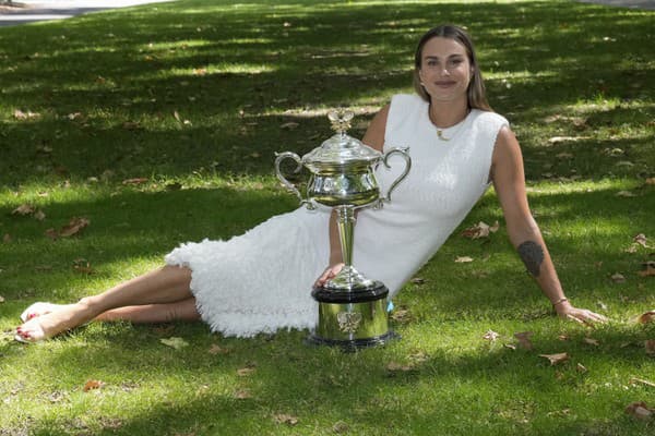 Arina Sobolenková pózuje s trofejou, po tom, čo obhájila titul v ženskej dvojhre na Australian Open. 