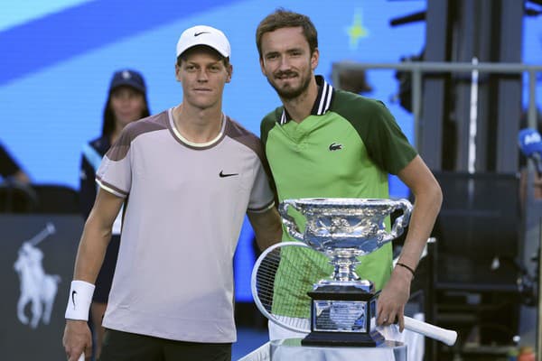 Dominikánska herečka odhalila trofej pred začiatkom mužského finále na Australian Open.