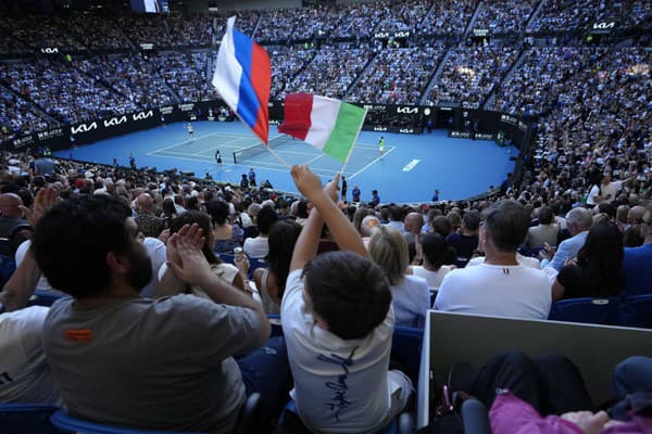 Dominikánska herečka odhalila trofej pred začiatkom mužského finále na Australian Open. Fanúšikovia zostali v šoku.