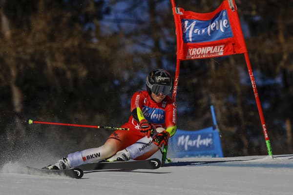Švajčiarska lyžiarka Lara Gutová-Behramiová triumfovala v obrovskom slalome Svetového pohára v Kronplatzi.