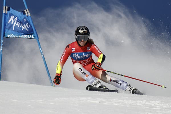 Švajčiarska lyžiarka Lara Gutová-Behramiová triumfovala v obrovskom slalome Svetového pohára v Kronplatzi.