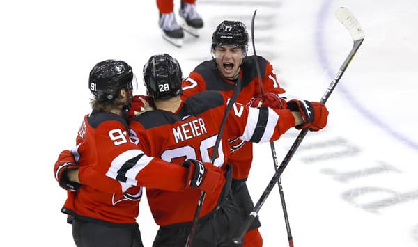 Šimon Nemec (vpravo) vstúpil do premiérovej sezóny v NHL impozantným spôsobom.