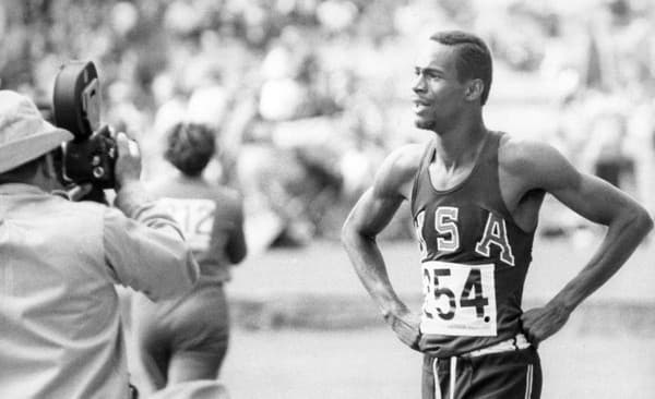 Bob Beamon sa vo štvrtok rozlúčil so zlatou olympijskou medailou.