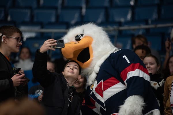 Maskot Harvy bol u deťoch populárny a väčšina z nich chcela s ním fotku.