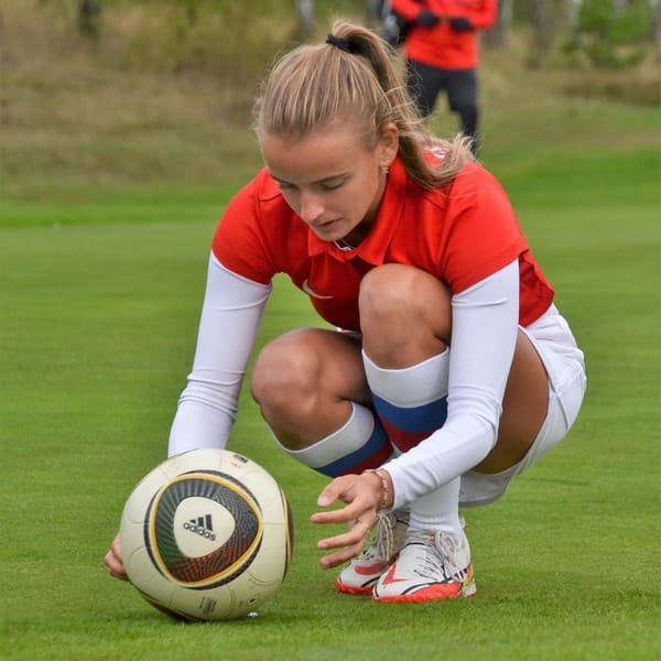 Lucia Čermáková je nielen najlepšia footgolfistka na svete, ale aj krásna baba.