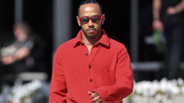 Lewis Hamilton v červenom.