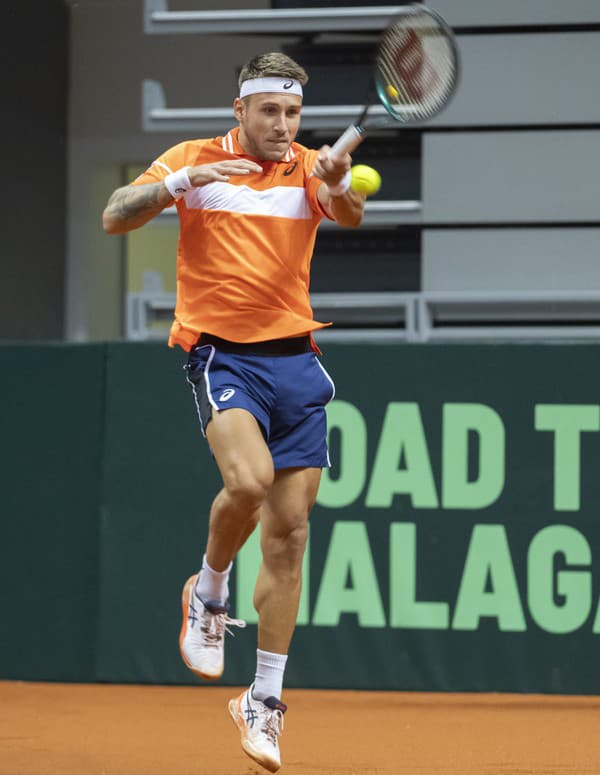 Na snímke slovenský tenista Alex Molčan počas druhého zápasu prvého hracieho dňa