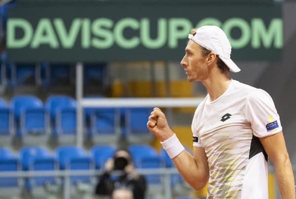 Na snímke slovenský tenista Lukáš Klein počas úvodnej dvojhry kvalifikačného duelu.