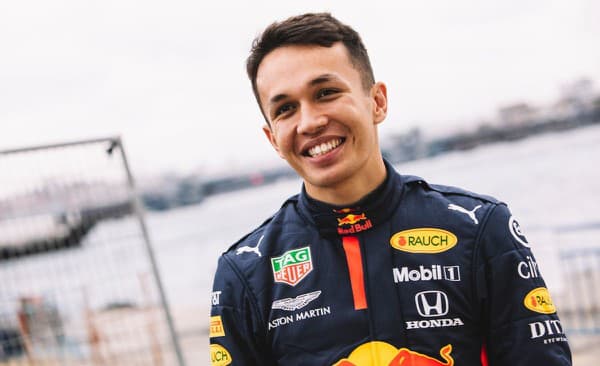 Alexander Albon určite nečakal, že sa o neho budú biť také tímy!