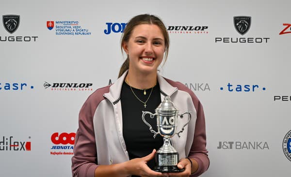 Na snímke tenistka Renáta Jamrichová s víťaznou trofejou.
