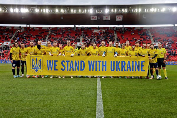 Oba tímy pred zápasom podporili Ukrajinu.