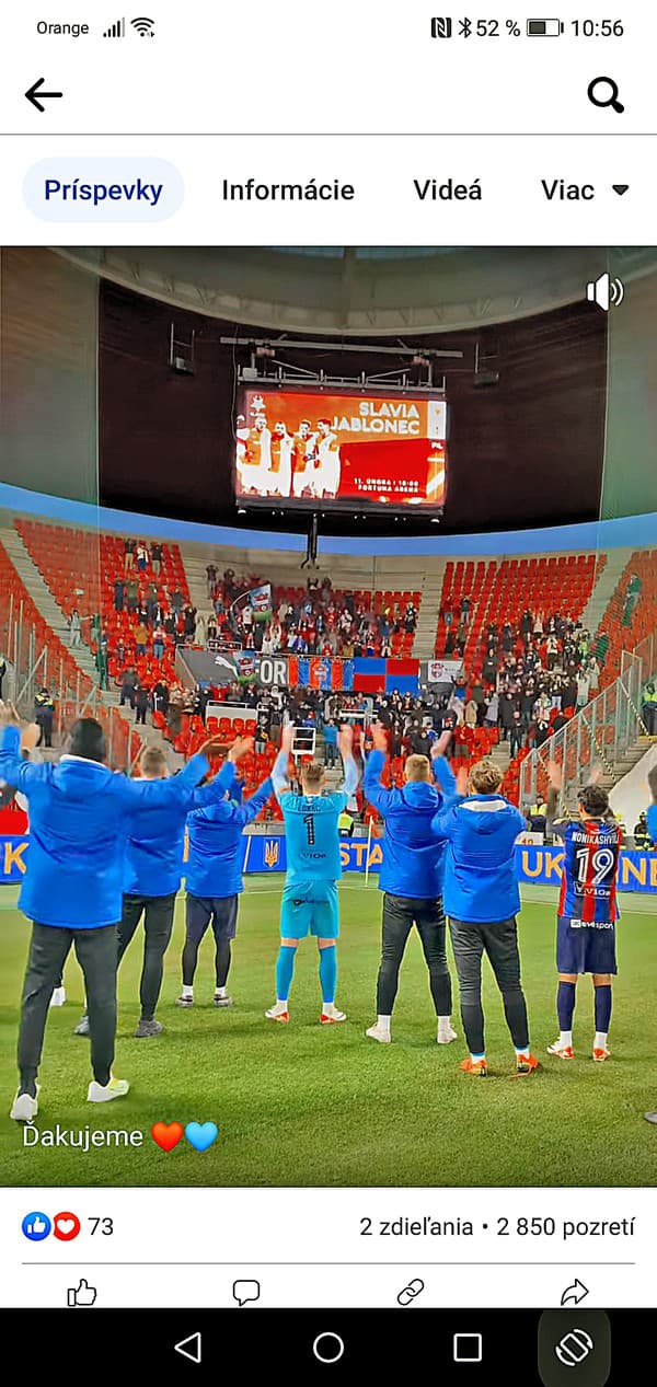 Hráči FC ViOn ďakujú svojim fanúšikom.