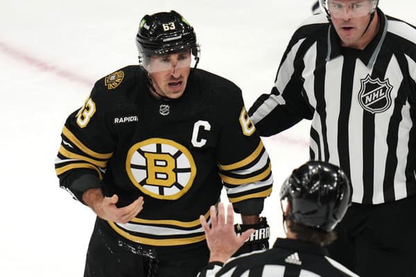 Kapitán Bostonu Brad Marchand mal po Pospíšilovom ataku zranený nos.