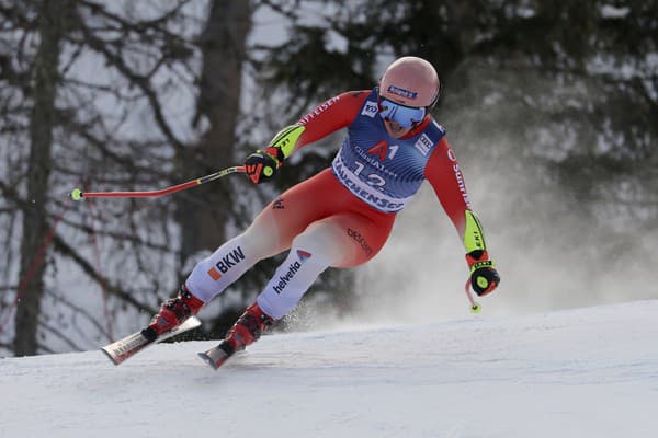 Švajčiarska lyžiarka Joana Hählenová preteká aj s roztrhnutým predným krížnym väzom a dokonca v oboch kolenách.