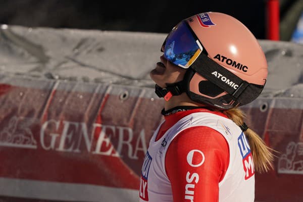 Švajčiarska lyžiarka Joana Hählenová preteká aj s roztrhnutým predným krížnym väzom a dokonca v oboch kolenách.