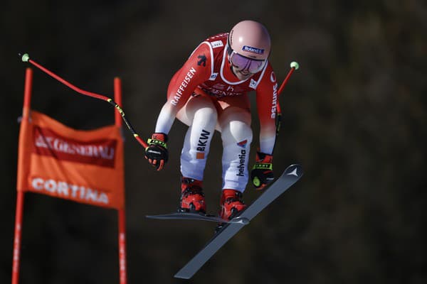 Švajčiarska lyžiarka Joana Hählenová preteká aj s roztrhnutým predným krížnym väzom a dokonca v oboch kolenách.