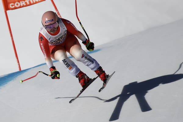 Švajčiarska lyžiarka Joana Hählenová preteká aj s roztrhnutým predným krížnym väzom a dokonca v oboch kolenách.