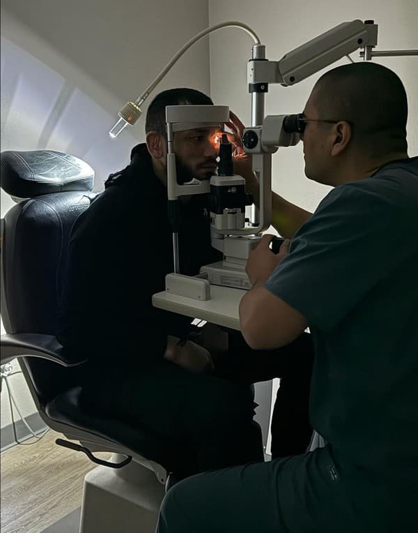 Makhmud Muradov na vyšetrení oka po nepríjemnom zranení.