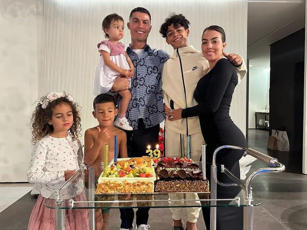 Cristiano Ronaldo oslávil 39. narodeniny a tiež oznámil návrat do tréningového procesu po tom, čo sa zotavil zo zranenia lýtka.