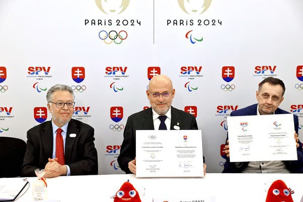 Veľvyslanec Francúzska na Slovensku Pascal Le Deunff dozeral na to, aby sa prezident SOŠV Anton Siekel a predseda SPV Ján Riapoš správne podpísali.