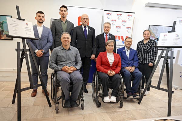 Na slávnosti sa zúčastnili (prvý rad zľava) paralympionici Tomáš Masaryk (tenis), Veronika Vadovičová (strelkyňa) a predseda SPV Ján Riapoš.
V pozadí zľava stojaci Patrik Jány (strelec), Matej Beňuš (vodný slalomár), prezident SOŠV Anton Siekel, veľvyslanec Francúzska
na Slovensku Pascal Le Deunff a Vanesa Hocková (strelkyňa).